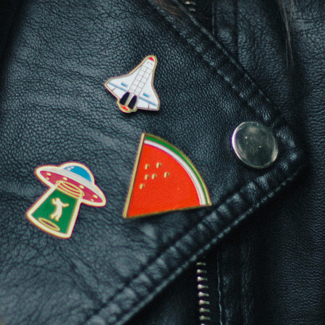 高品質カスタム韓国ピンスライドエナメル飛行機フルーツピン