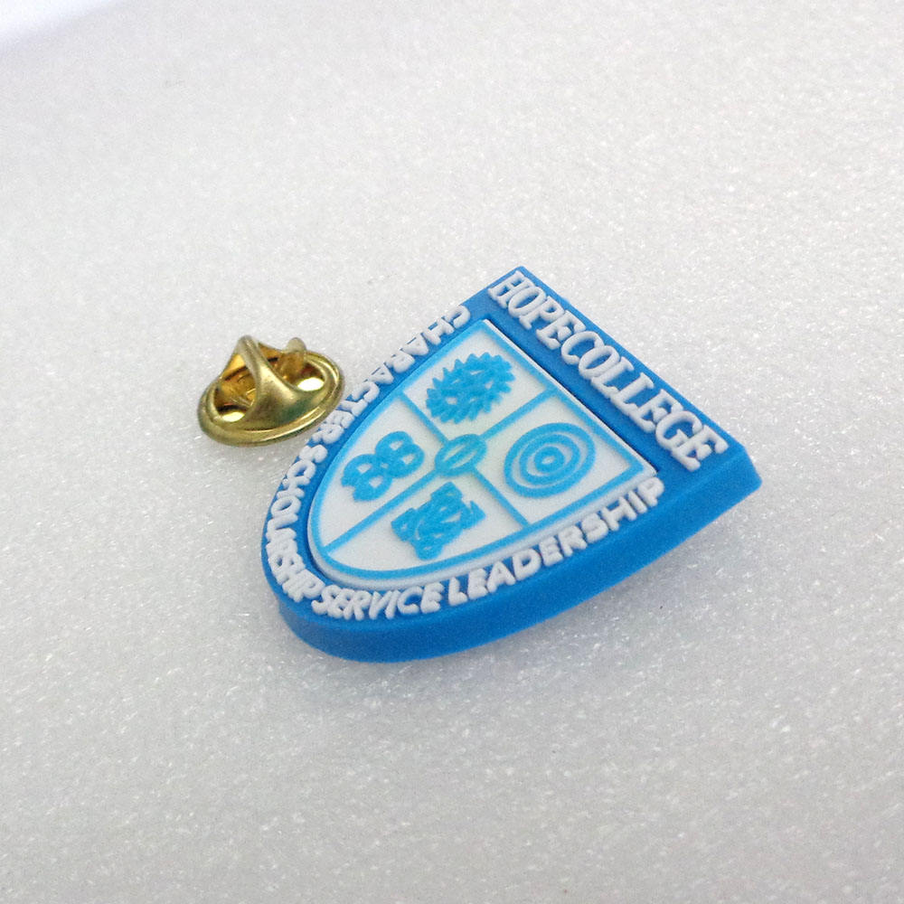 OEM デザイン校章ソフト PVC バッジカスタムエンボスロゴゴム製ラペルピン