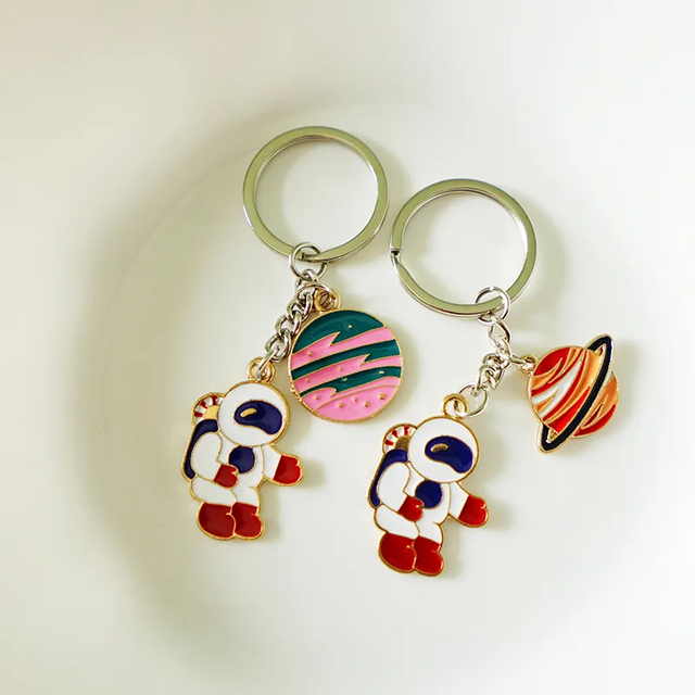 卸売カスタムロゴエナメルキーホルダーメタルキーチェーンかわいい宇宙飛行士キーホルダー