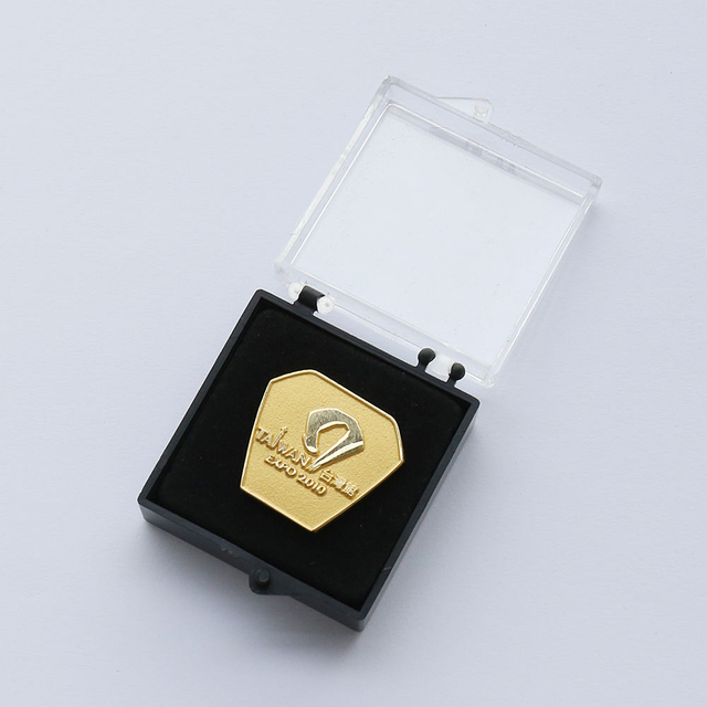 カスタム高品質金属バッジ ラペルピンは民俗芸術の衣類に使用できます